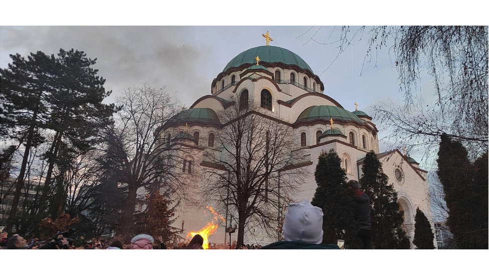 Božić i Srbija: Badnje veče ispred Hrama Svetog Save u Beogradu 6 Paljenje badnjaka