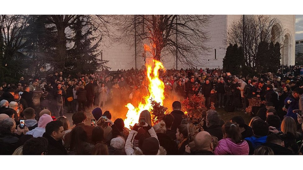 Božić i Srbija: Badnje veče ispred Hrama Svetog Save u Beogradu 7 Paljenje badnjaka