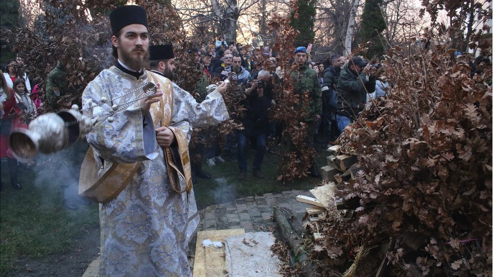 Božić i Srbija: Badnje veče ispred Hrama Svetog Save u Beogradu 4 Paljenje badnjaka