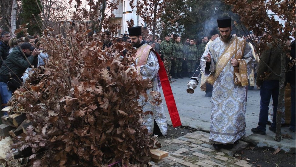 Božić i Srbija: Badnje veče ispred Hrama Svetog Save u Beogradu 3 Paljenje badnjaka