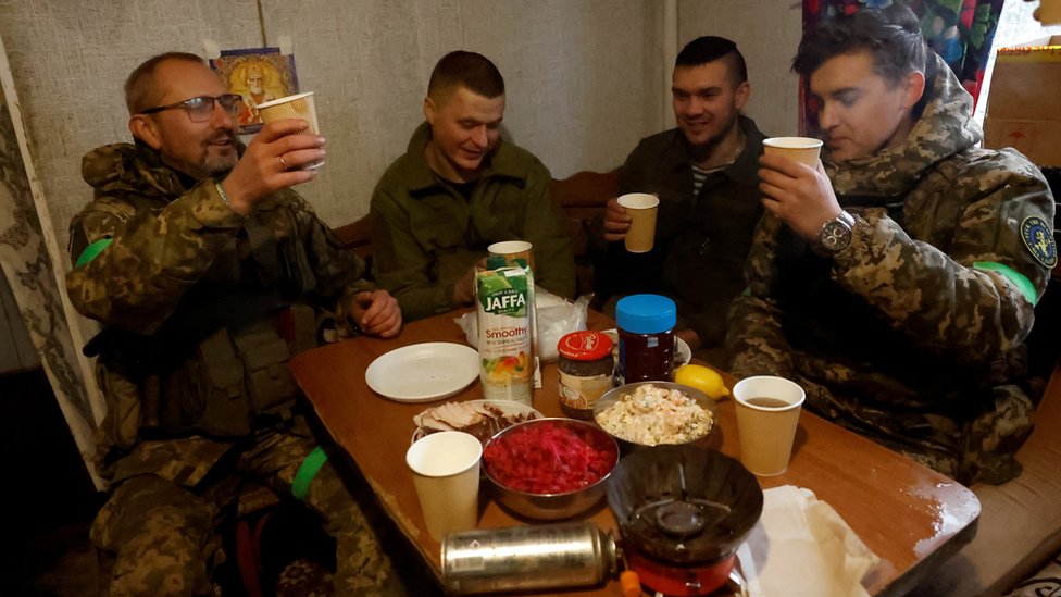Božić: Pravoslavni hrišćani širom sveta slave jedan od najznačajnijih verskih praznika 1 Ukrainian troops toast each other