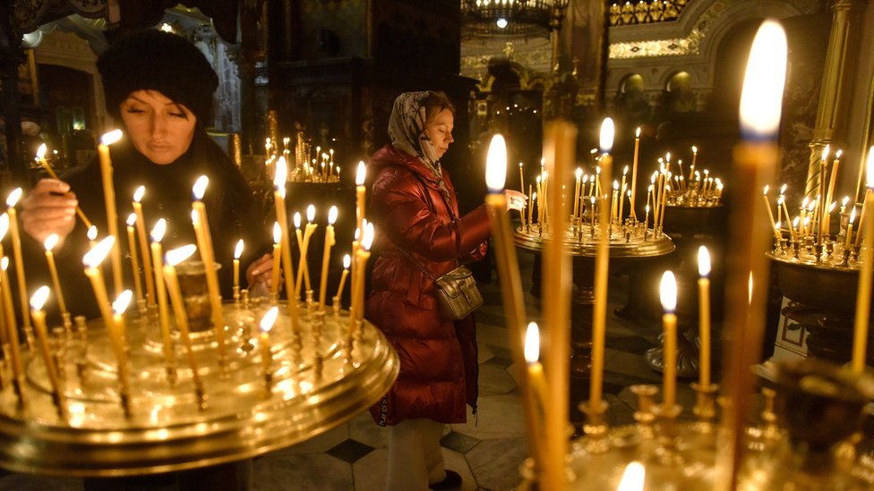 Božić: Pravoslavni hrišćani širom sveta slave jedan od najznačajnijih verskih praznika 2 Ukrainian women light candles during a service