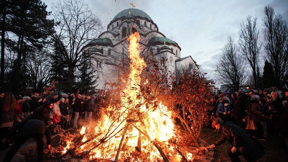 Božić: Pravoslavni hrišćani širom sveta slave jedan od najznačajnijih verskih praznika 5 People stand outside the Church of Saint Sava in Belgrade.