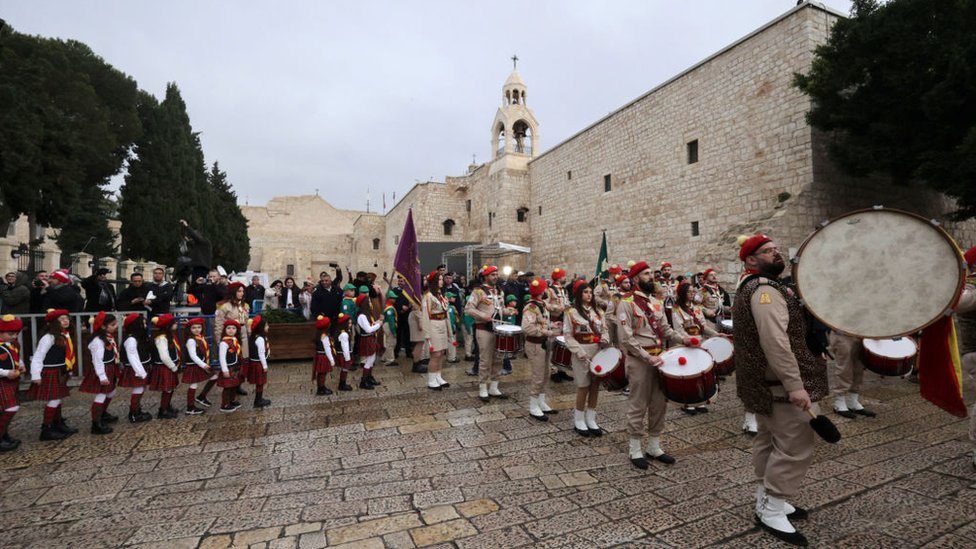 Božić: Pravoslavni hrišćani širom sveta slave jedan od najznačajnijih verskih praznika 7 Palestinian scouts march outside the Nativity Church