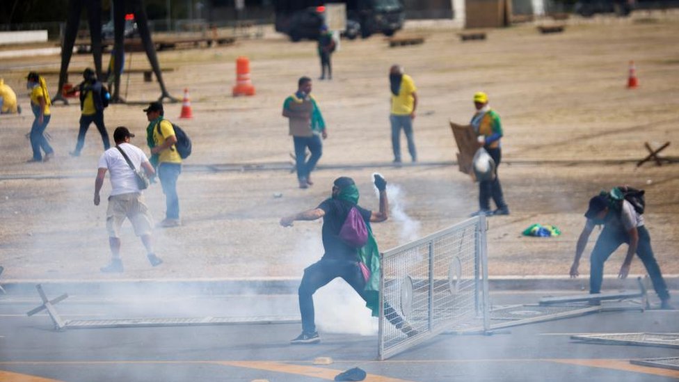Brazil: Sprečen nasilni pokušaj smene vlasti, uhapšeno više od 1.500 ljudi, Bolsonaro u bolnici u SAD - tvrdi njegova supruga 4 Supporters of Brazil's former President Jair Bolsonaro demonstrate against President Luiz Inacio Lula da Silva, outside Brazil’s National Congress in Brasilia, Brazil, December 8, 2023.