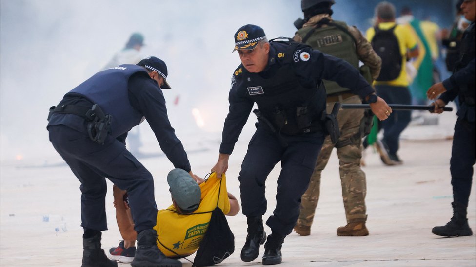 Brazil: Sprečen nasilni pokušaj smene vlasti, uhapšeno više od 1.500 ljudi, Bolsonaro u bolnici u SAD - tvrdi njegova supruga 10 Security forces detain a supporter of Brazil's former President Jair Bolsonaro during a demonstration against President Luiz Inacio Lula da Silva, outside Brazil’s National Congress in Brasilia, Brazil, January 8, 2023
