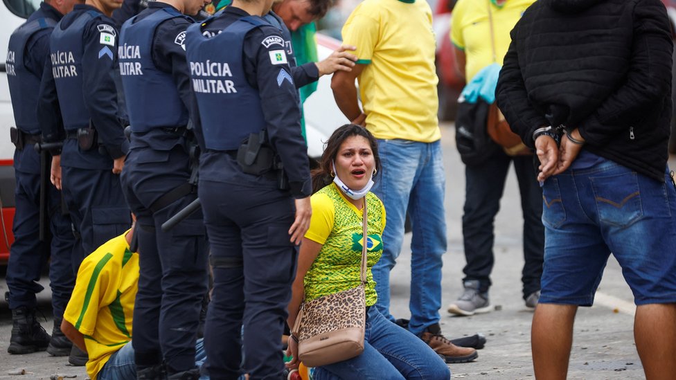 Brazil: Sprečen nasilni pokušaj smene vlasti, uhapšeno više od 1.500 ljudi, Bolsonaro u bolnici u SAD - tvrdi njegova supruga 9 Police arrest demonstrators outside the Congress building