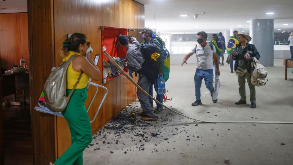 Neredi u Brazilu: Hapšenja visokih zvaničnika, i bivši predsednik Bolsonaro pod istragom 19 Bolsonaro supporters vandalising the interior of the presidential palace