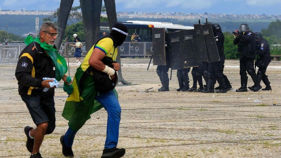 Neredi u Brazilu: Hapšenja visokih zvaničnika, šta Bolsonaro radi na Floridi 12 Security forces confront supporters of Brazilian former President Jair Bolsonaro as they invade Planalto Presidential Palace in Brasilia on January 8, 2023