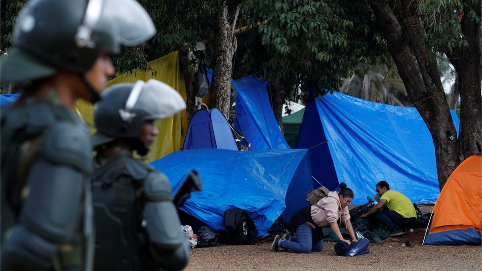 Neredi u Brazilu: Hapšenja visokih zvaničnika, i bivši predsednik Bolsonaro pod istragom 10 Supporters of Brazil's former President Jair Bolsonaro pack as they leave a camp outside the Army Headquarters in Brasilia, Brazil, January 9,