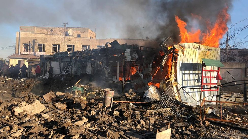 Rusija i Ukrajina: Ruske rakete pogodile selo u Harkovskoj oblasti, u toku je novi „moćan napad" na Soledar, tvrde iz Kijeva 1 Objekat u plamenu