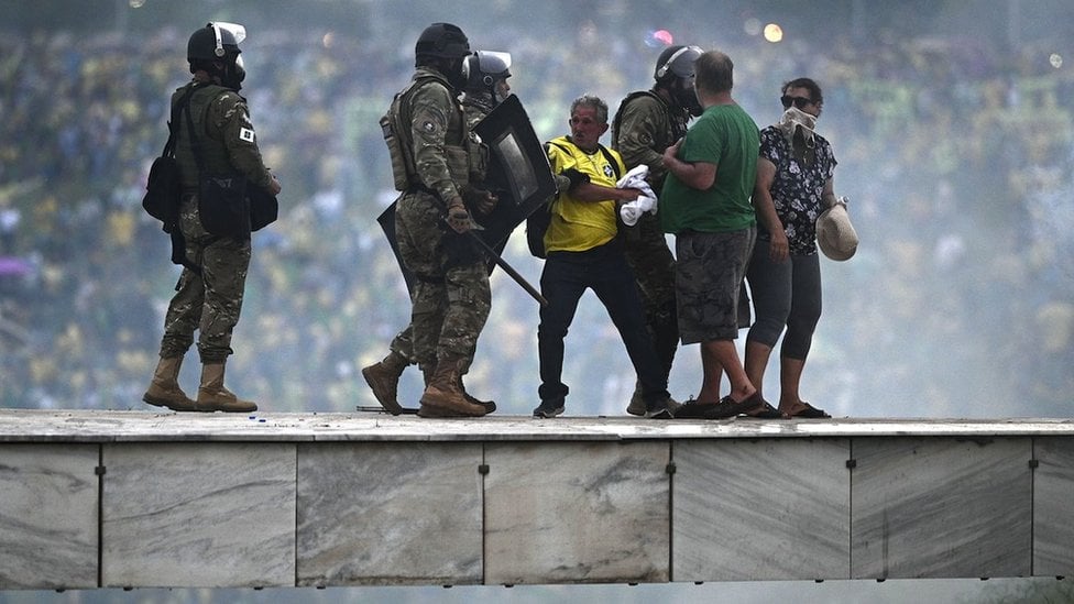 policajci i pristalice bivšeg predsednika Bolsonara