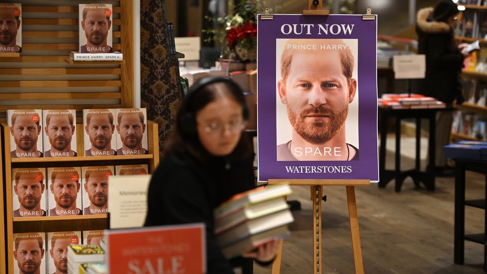 Velika Britanija: „Rezerva” - najčudnija knjiga koju je napisao član kraljevske porodice 2 Harry's book