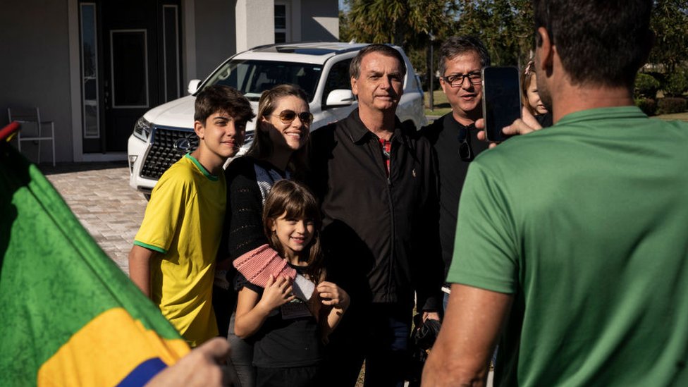 Neredi u Brazilu: Hapšenja visokih zvaničnika, šta Bolsonaro radi na Floridi 2 Jair Bolsonaro with supporters in Florida