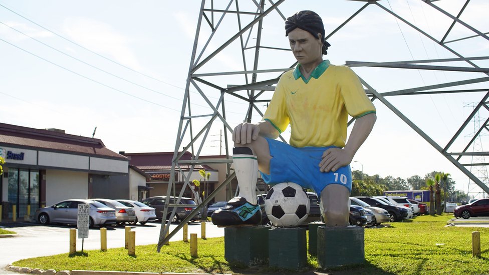 A statue of Ronaldinho