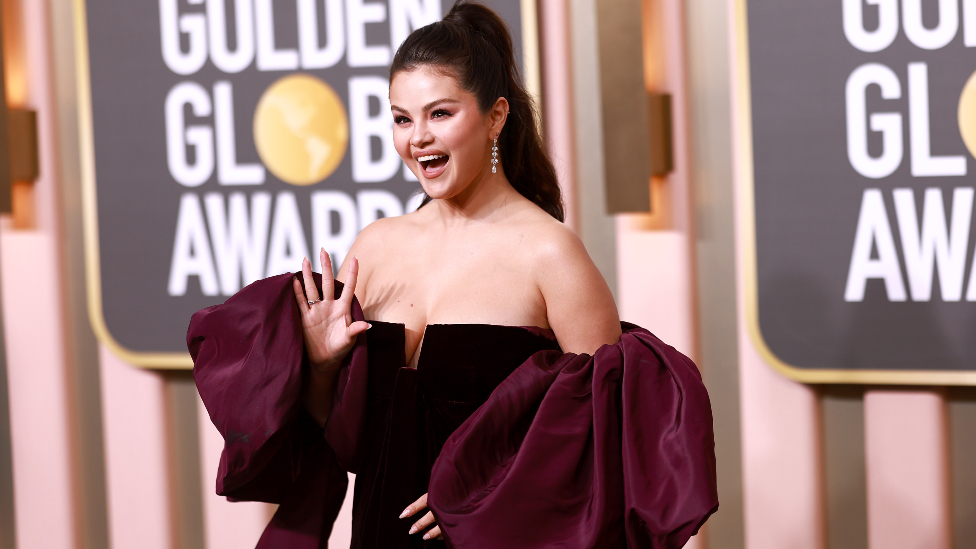 Zlatni globus 2023. u fotografijama: Kako su zvezde prošetale crvenim tepihom 18 Selena Gomez