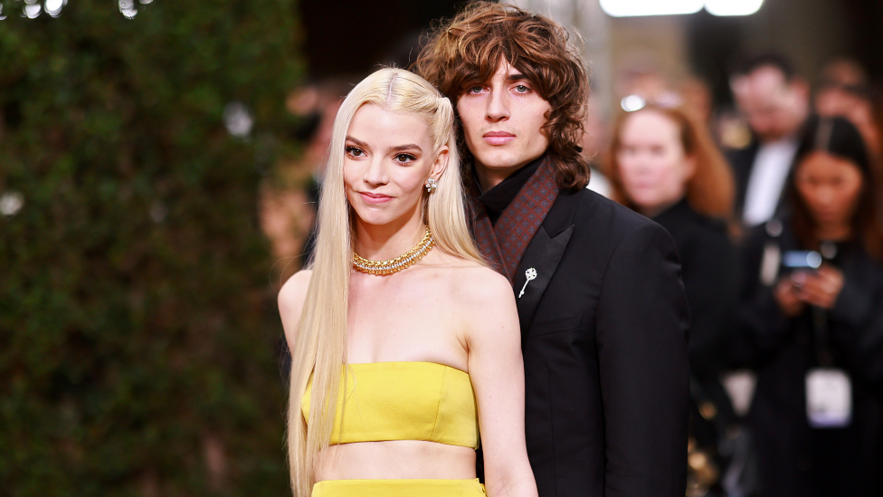 Zlatni globus 2023. u fotografijama: Kako su zvezde prošetale crvenim tepihom 4 Anja Tejlor-Džoj i Malkom Mekre