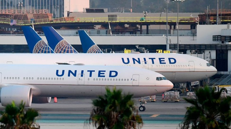 Two united airlines flights on a tarmac