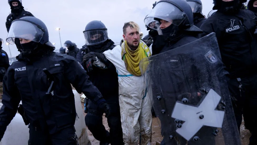Nemačka i energetska kriza: Sukob policije i ekoloških aktivista koji blokiraju kopanje uglja posle proširenja rudnika 1 Activists clash with riot police at the settlement of Luetzerath next to the Garzweiler II open cast coal mine on January 11, 2023 near Erkelenz, Germany