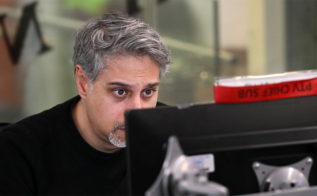 Iran i protesti: Zašto se za izveštavanje o dešavanjima plaća visoka cena 2 A BBC Persian journalist looks at his screen