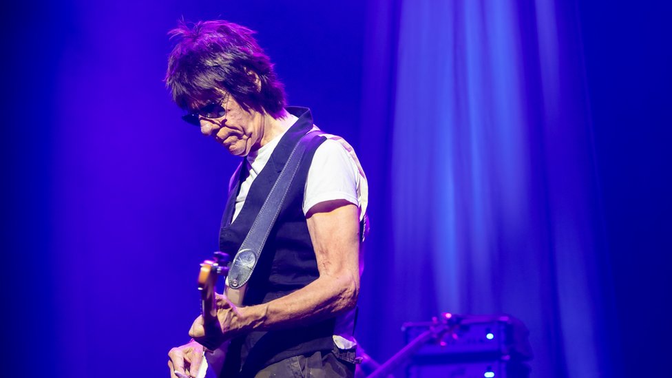 Muzika: Preminuo legendarni gitarista Džef Bek - odlazak „ratnika sa šest žica" 1 Jeff Beck performing at Montreux Jazz Festival in 2022