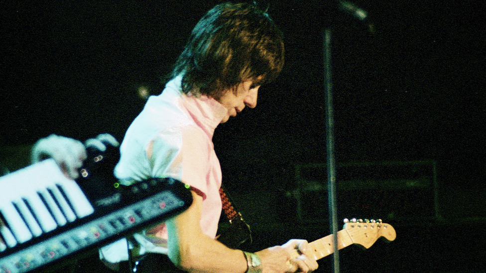 Muzika: Preminuo legendarni gitarista Džef Bek - odlazak „ratnika sa šest žica" 4 Jeff Beck performing in a charity concert in New York in December 1983