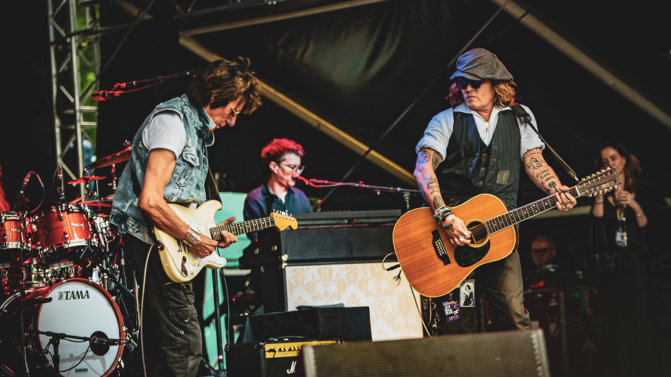 Muzika: Preminuo legendarni gitarista Džef Bek - odlazak „ratnika sa šest žica" 2 Beck performing with Johnny Depp at the Helsinki Blues Festival in 2022
