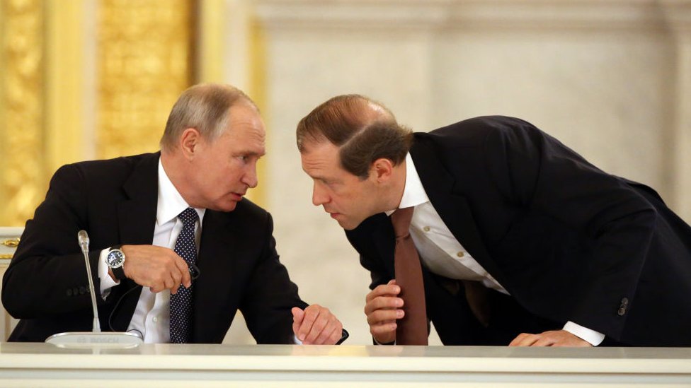 Rusija i Ukrajina: Bitka za Soledar još uvek traje, 91 artiljerijski napad ruske vojske u jednom danu, tvrde iz Kijeva 4 Russian President Vladimir Putin (L) talks to Minister of Industry and Trade Denis Manturov (R) during Russian-Italian meeting at the Kremlin on October 24, 2018 in Moscow, R