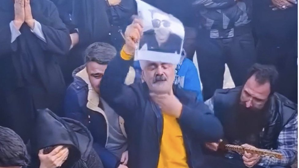 Iranski protesti: Osuđeni imaju petnaest minuta da se odbrane dok im preti smrtna kazna 4 Mashaalah Karami mourns at his son's grave