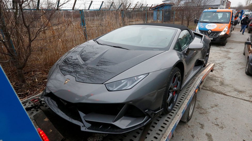 Endrju Tejt: Influenser i bivši kik bokser ostaje u pritvoru u Rumuniji pod optužbom za trgovinu ljudima 2 A Lamborghini sports car of former professional kickboxer and social media influencer Andrew Tate