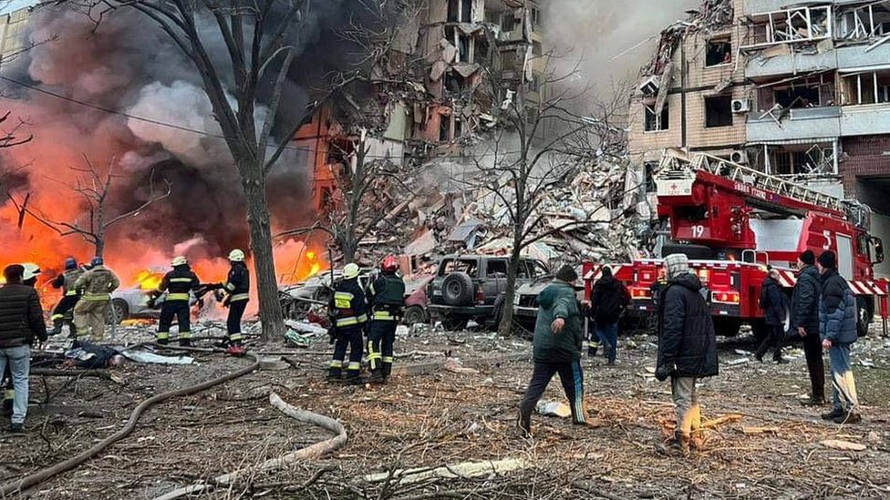 Rusija i Ukrajina: Ruske rakete padale širom Ukrajine, više od 20 poginulih u Dnjepru 2 Rescuers and local residents are seen at a site of an apartment building heavily damaged by a Russian missile strike, amid Russia's attack on Ukraine, in Dnipro, Ukraine