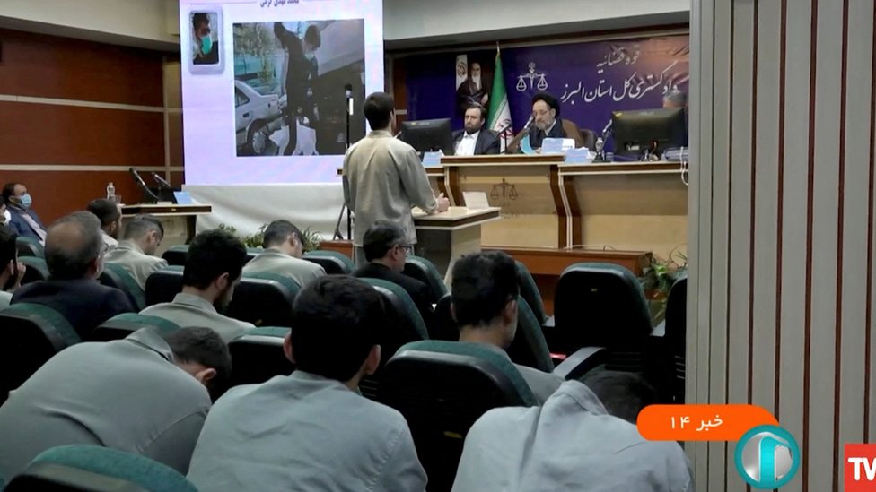 Iranski protesti: Osuđeni imaju petnaest minuta da se odbrane dok im preti smrtna kazna 2 A crowded court room in Karaj