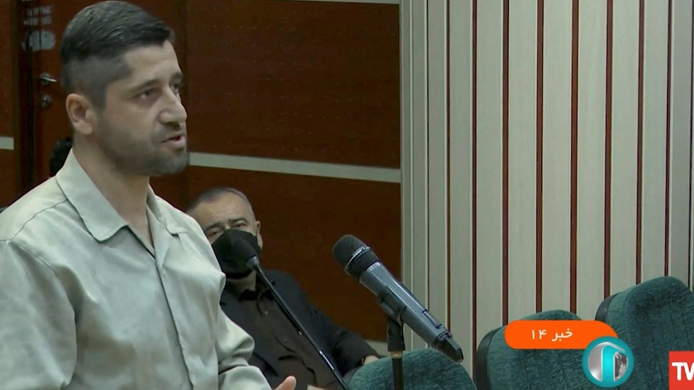Iranski protesti: Osuđeni imaju petnaest minuta da se odbrane dok im preti smrtna kazna 3 Mohammad Hosseini standing in court
