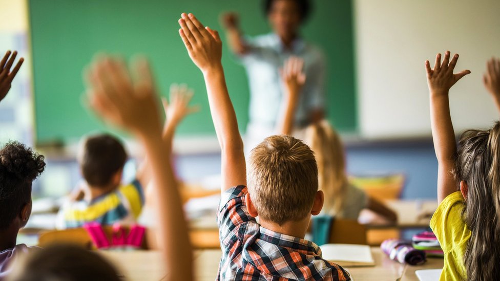 Endrju Tejt: Zašto je mizoginija toliko popularna na internetu 3 Children in a classroom