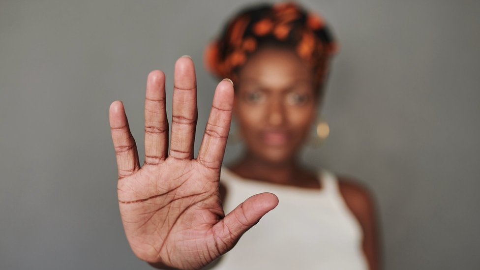 Endrju Tejt: Zašto je mizoginija toliko popularna na internetu 5 A woman makes a stop sign towards the camera