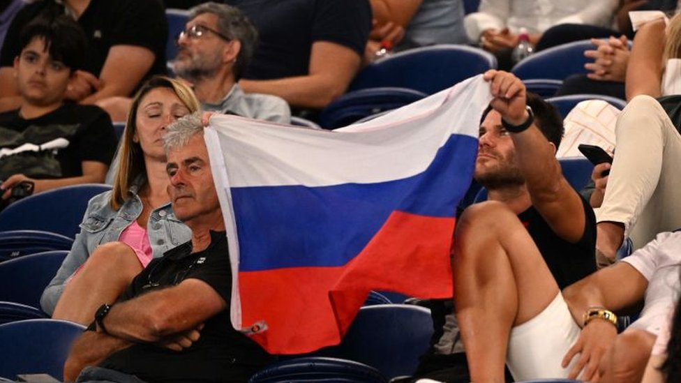 Rusija, Ukrajina i tenis: Organizatori Australijan opena zabranili isticanje ruskih i beloruskih zastava 1 A spectator holds a Russian flag at the Australian Open