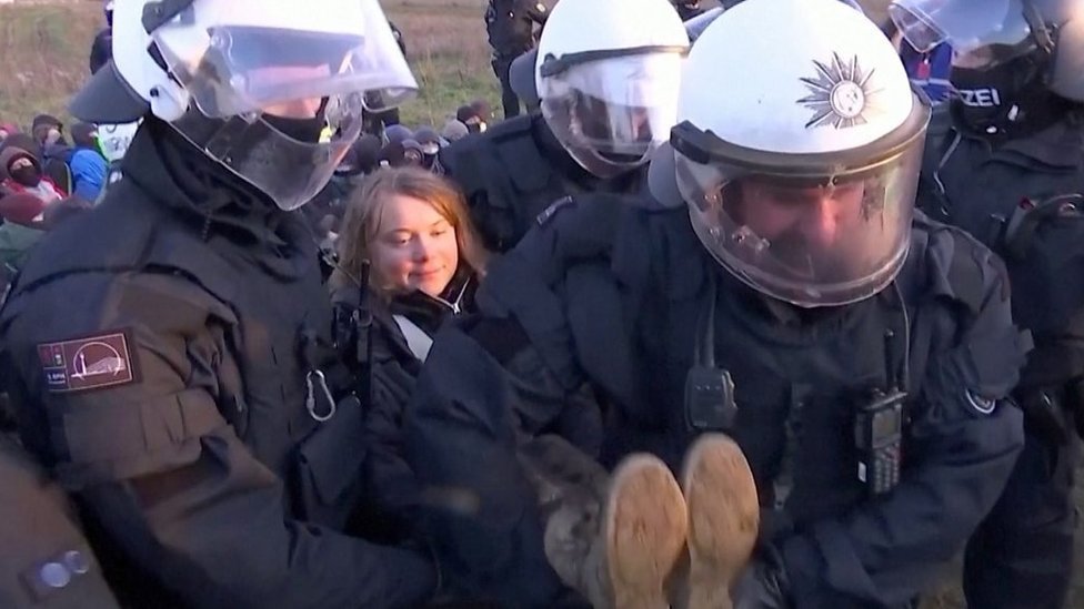 Nemačka, aktivizam i energetska kriza: Greta Tunberg privedena na protestu protiv proširenja rudnika uglja 1 Greta being carried by police
