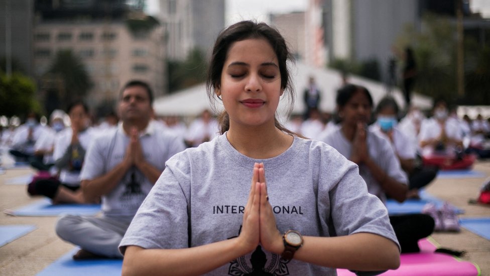 Žena praktikuje jogu