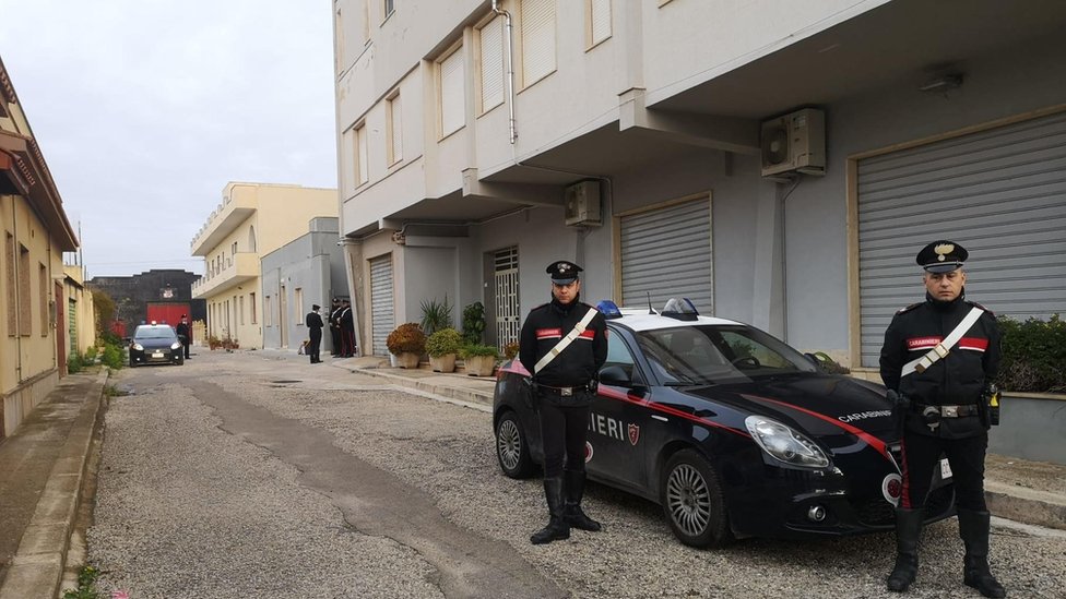 Italija i mafija: Sicilijanski zakon ćutanja kao oružje najtraženijeg bosa 3 Police stand guard near one of Messina Denaro's three hideouts in Campobello