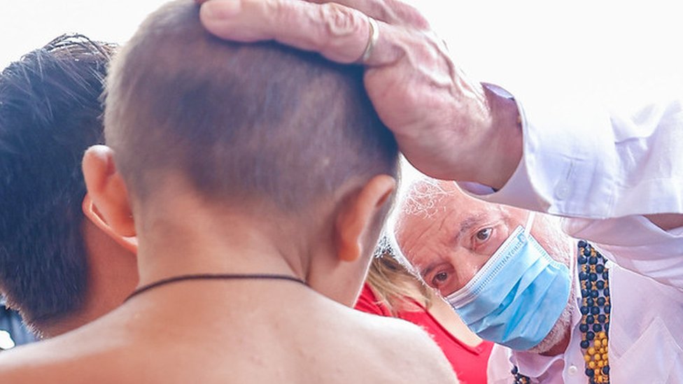 Brazilsko pleme Janomami: „Ovo je najgora humanitarna situacija koju sam do sada video“ 2 Brazil President Lula speaks to an Yanomami child during a visit to Roraima on 21 January