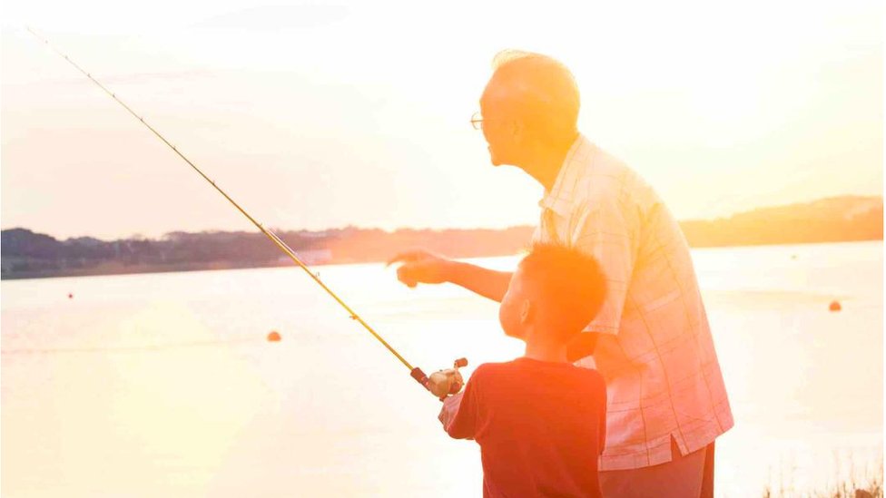 Demografija i svet: Pet načina na koje zemlje rešavaju problem starenja stanovništva 5 A boy and his grandfather fishing