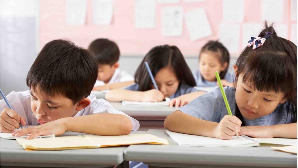 Demografija i svet: Pet načina na koje zemlje rešavaju problem starenja stanovništva 4 Children writing in school in China