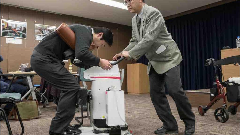 Demografija i svet: Pet načina na koje zemlje rešavaju problem starenja stanovništva 3 Demonstration of the nursing-care robot HUG (mobility support robot) in Japan, Tokyo 2 February 2018