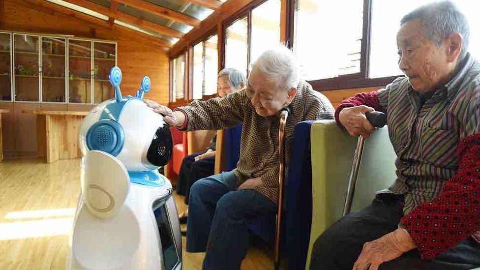 Demografija i svet: Pet načina na koje zemlje rešavaju problem starenja stanovništva 1 Service robots "A Tie" were put in use in the Hangzhou social welfare in China in 2016