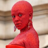 Moda, muzika i Francuska: Pevačica Doja Ket obojila Pariz u crveno sa 30.000 kristala na sebi 10