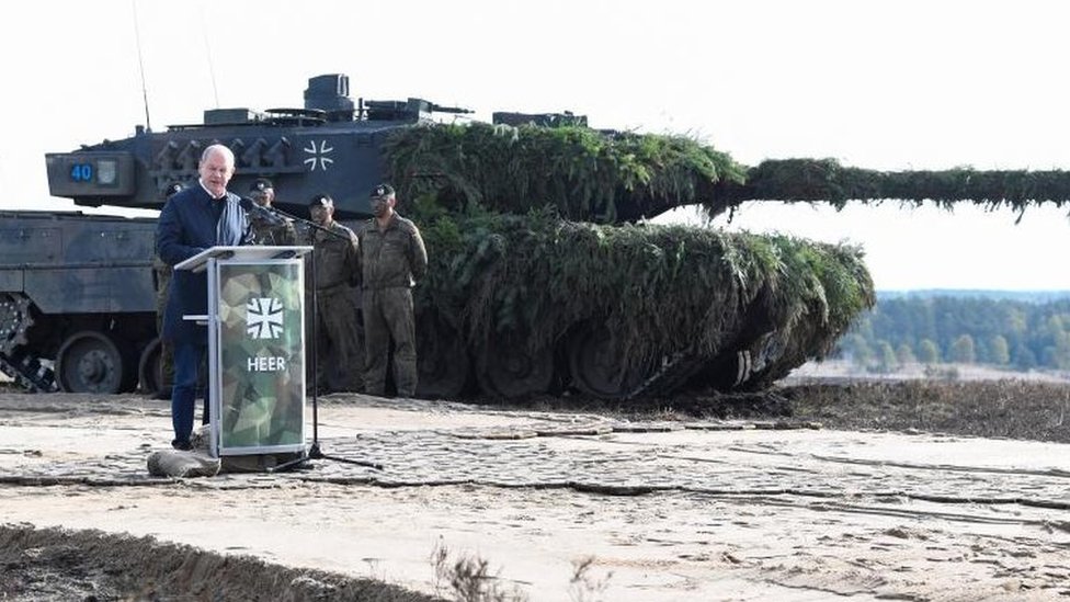 Rusija i Ukrajina: Da li su zapadni tenkovi oružje koje će odlučiti ishod rata 1 German Chancellor Olaf Scholz delivers a speech in front of a Leopard 2 tank in October 2022