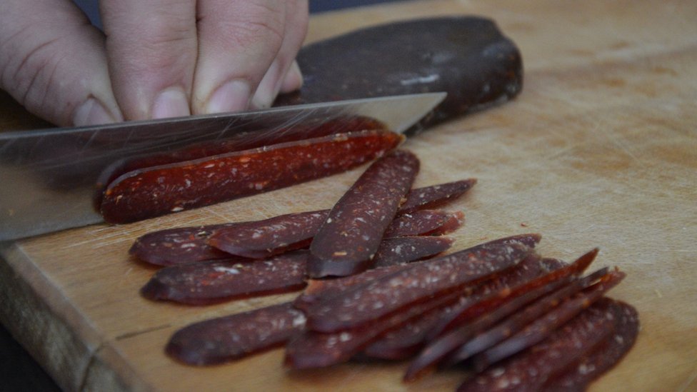 Srbija i hrana: Pirotska peglana kobasica - delikates nejasne istorije i neizvesne budućnosti 1 peglana kobasica