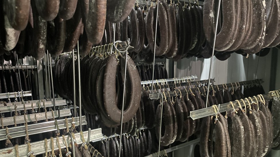 Srbija i hrana: Pirotska peglana kobasica - delikates nejasne istorije i neizvesne budućnosti 2 peglana kobasica