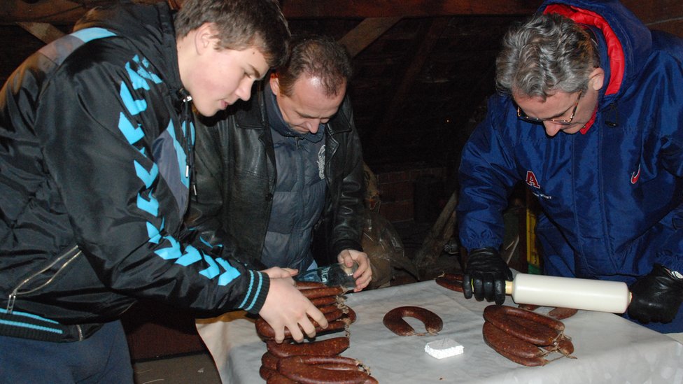 Srbija i hrana: Pirotska peglana kobasica - delikates nejasne istorije i neizvesne budućnosti 3 peglana kobasica