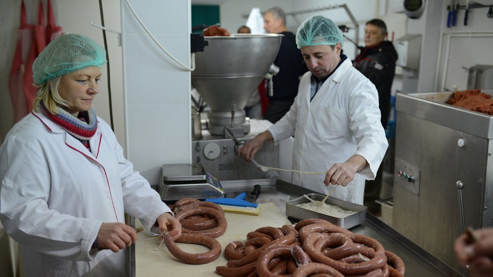 Srbija i hrana: Pirotska peglana kobasica - delikates nejasne istorije i neizvesne budućnosti 4 peglana kobasica